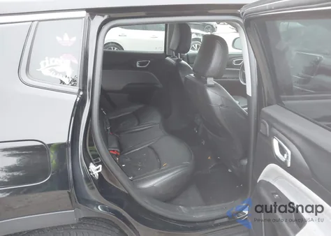 2022 Jeep Compass Latitude Lux 4X4 z USA, uszkodzony, nr VIN 3C4NJDFB2NT128575